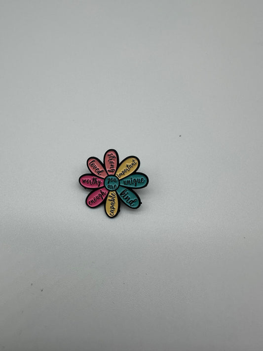 Spilla Smaltata Margherita Motivazionale – Pin Fiore con Parole Positive