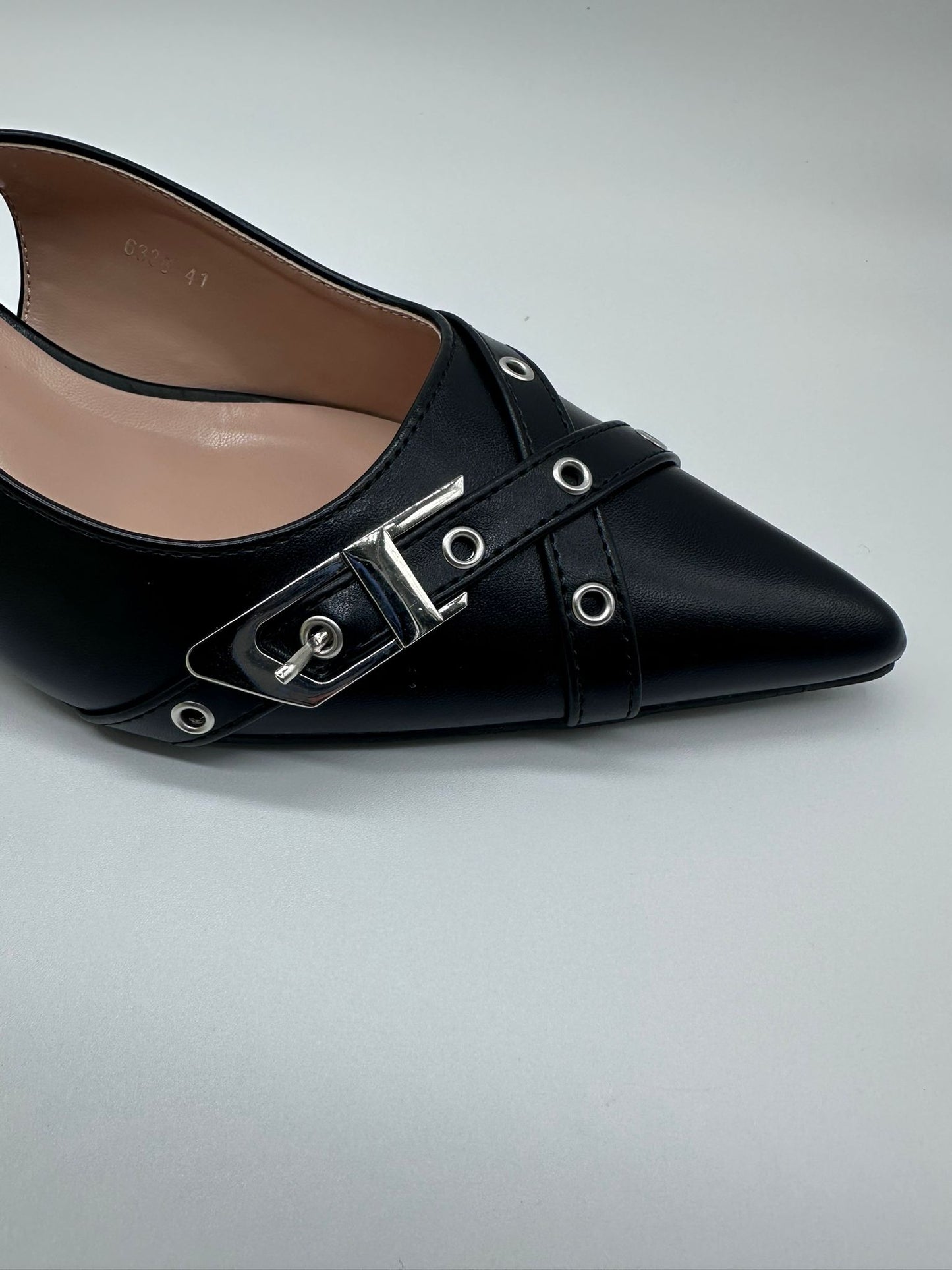 Slingback Nera con Tacco a Spillo e Fibbia Metallica – Punta Affusolata | Scarpe Donna