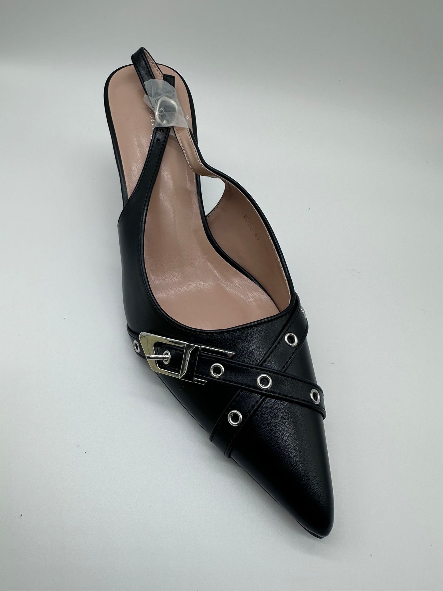 Slingback Nera con Tacco a Spillo e Fibbia Metallica – Punta Affusolata | Scarpe Donna