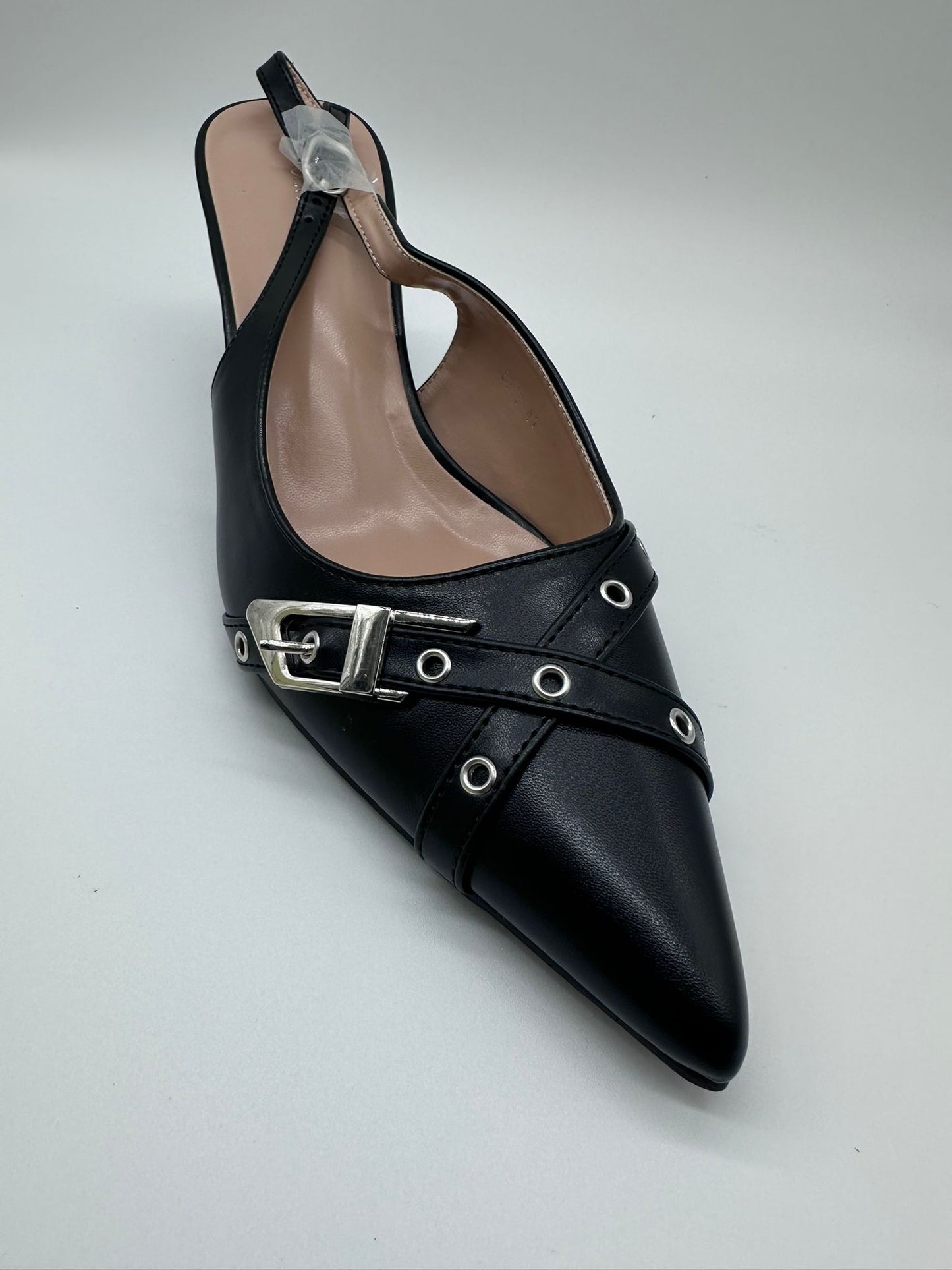 Slingback Nera con Tacco a Spillo e Fibbia Metallica – Punta Affusolata | Scarpe Donna