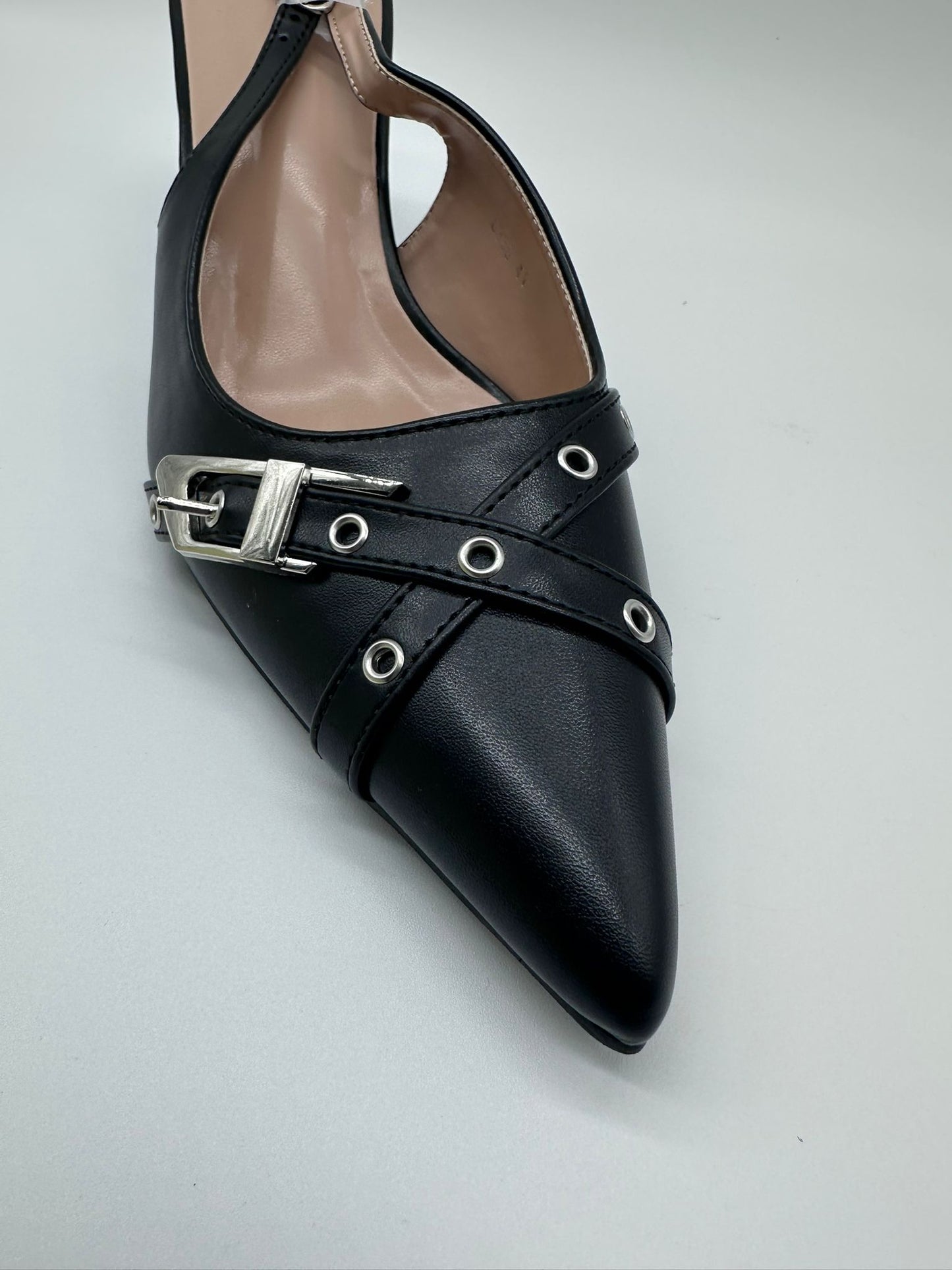 Slingback Nera con Tacco a Spillo e Fibbia Metallica – Punta Affusolata | Scarpe Donna