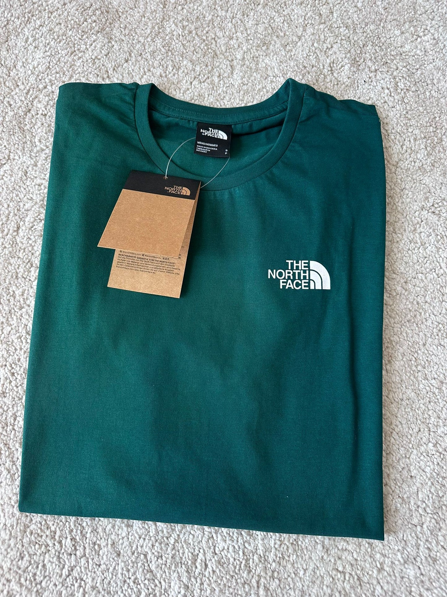 T-Shirt Uomo The North Face "Never Stop Exploring" – Verde Pino | Logo Frontale e Grafica Back