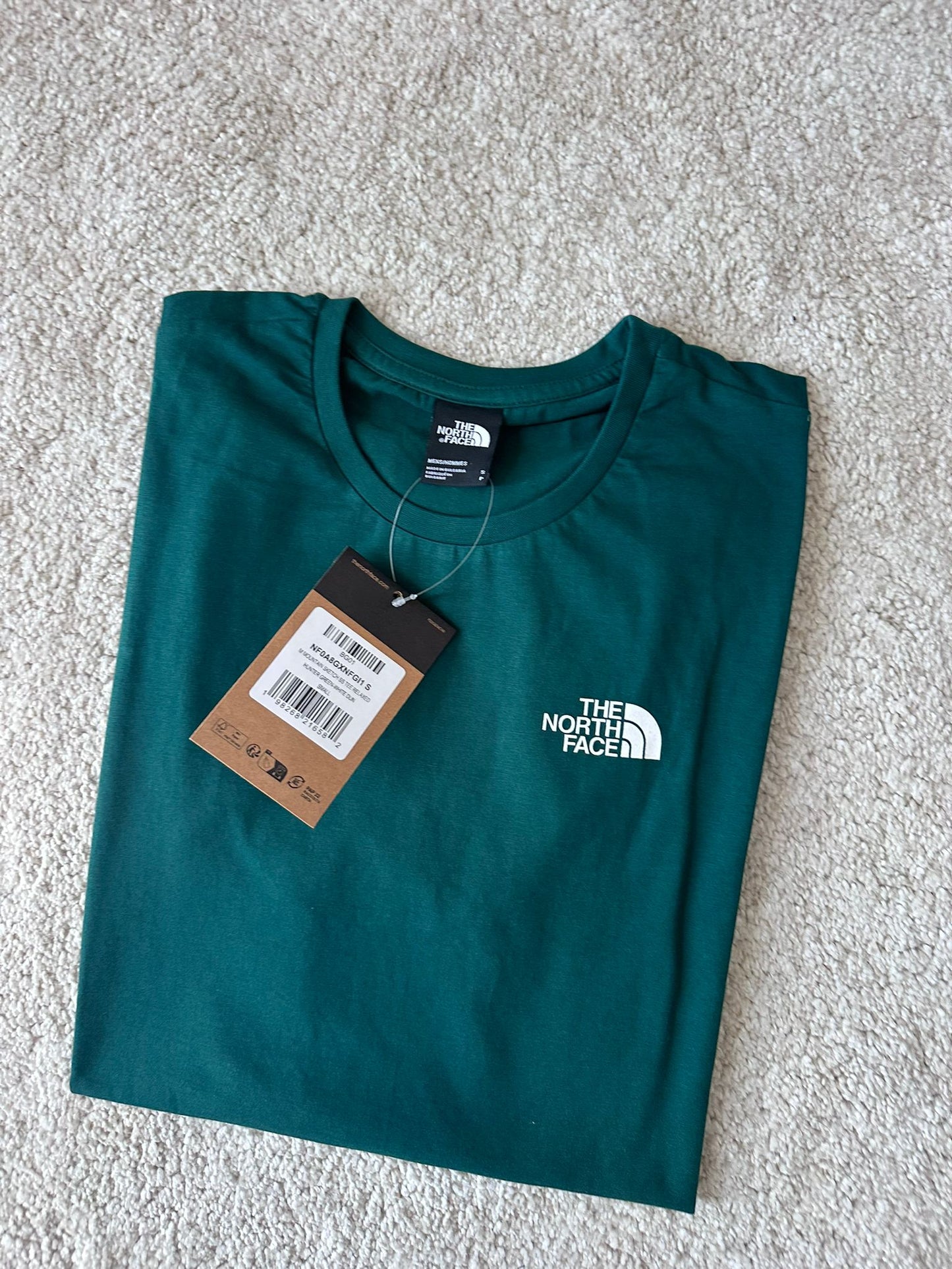 T-Shirt Uomo The North Face "Never Stop Exploring" – Verde Pino | Logo Frontale e Grafica Back