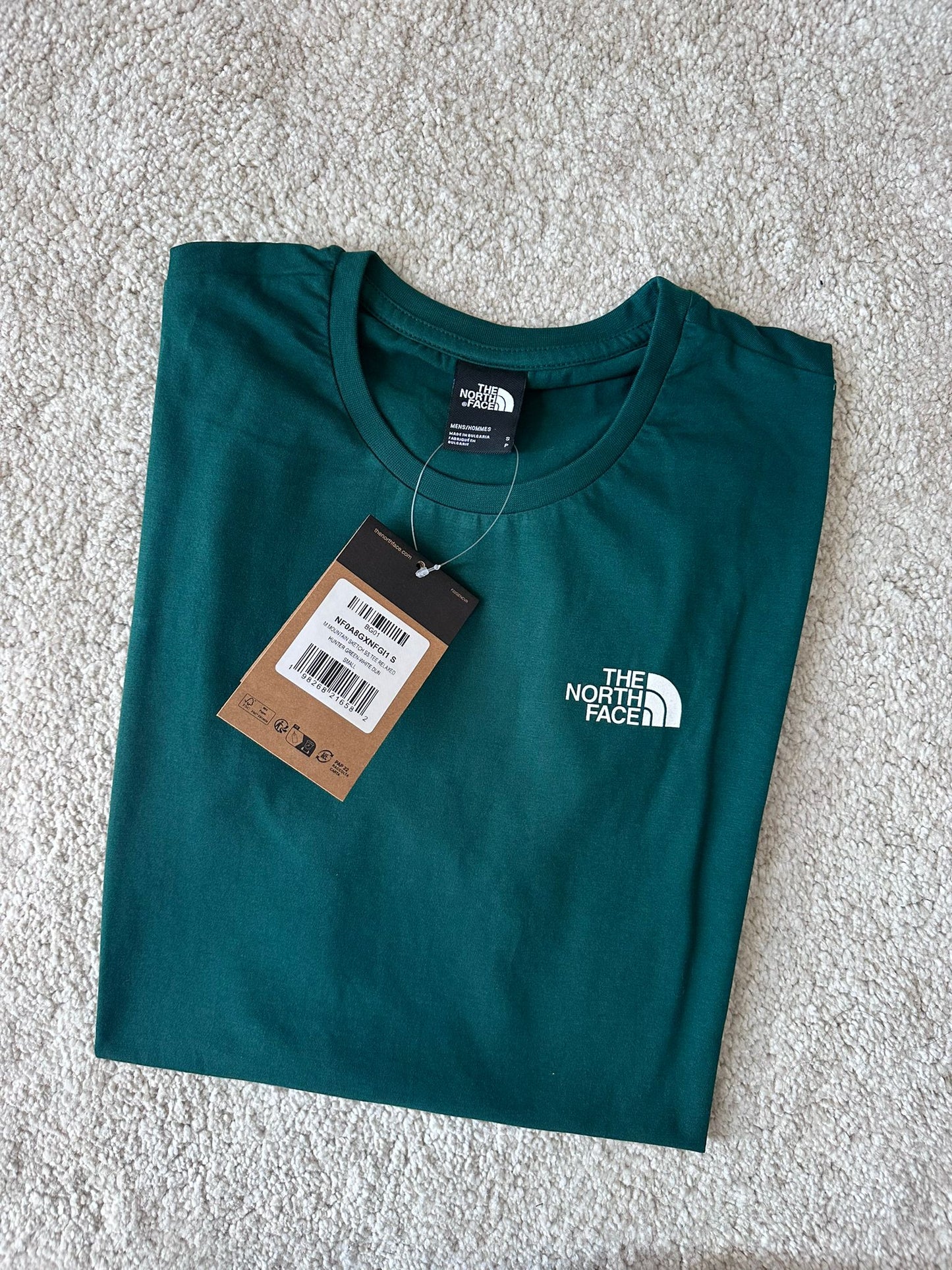 T-Shirt Uomo The North Face "Never Stop Exploring" – Verde Pino | Logo Frontale e Grafica Back