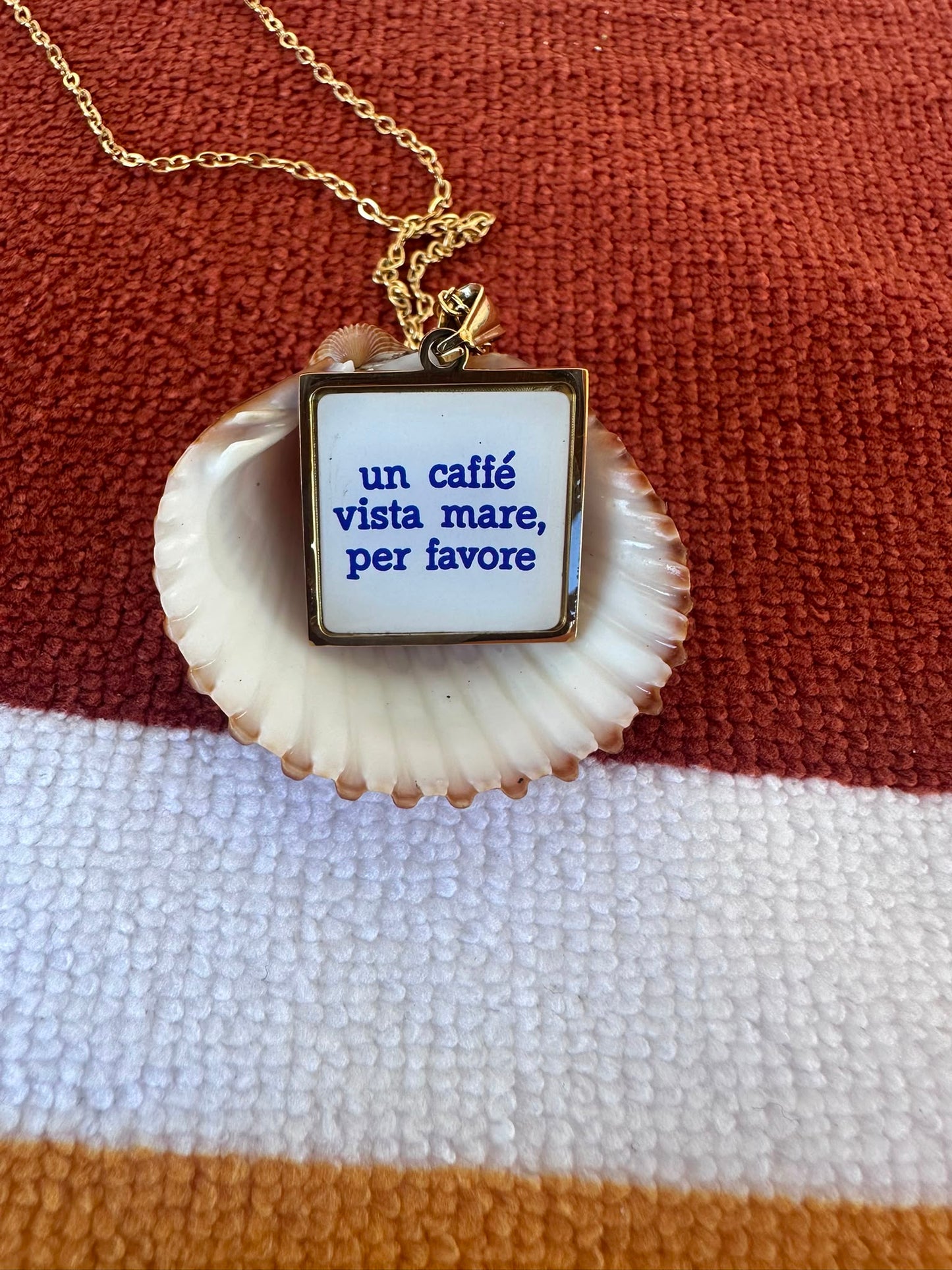 Collana "Un Caffè Vista Mare" – Ciondolo in Acciaio Inossidabile Dorato