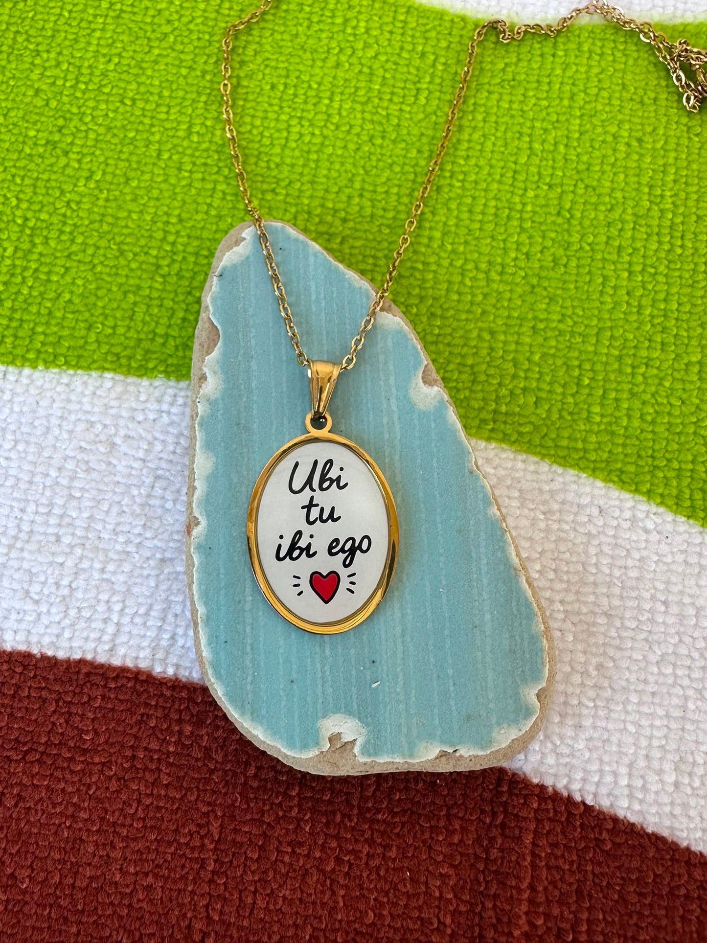 Collana "Ubi Tu Ibi Ego" – Ciondolo Ovale in Acciaio Inossidabile Dorato