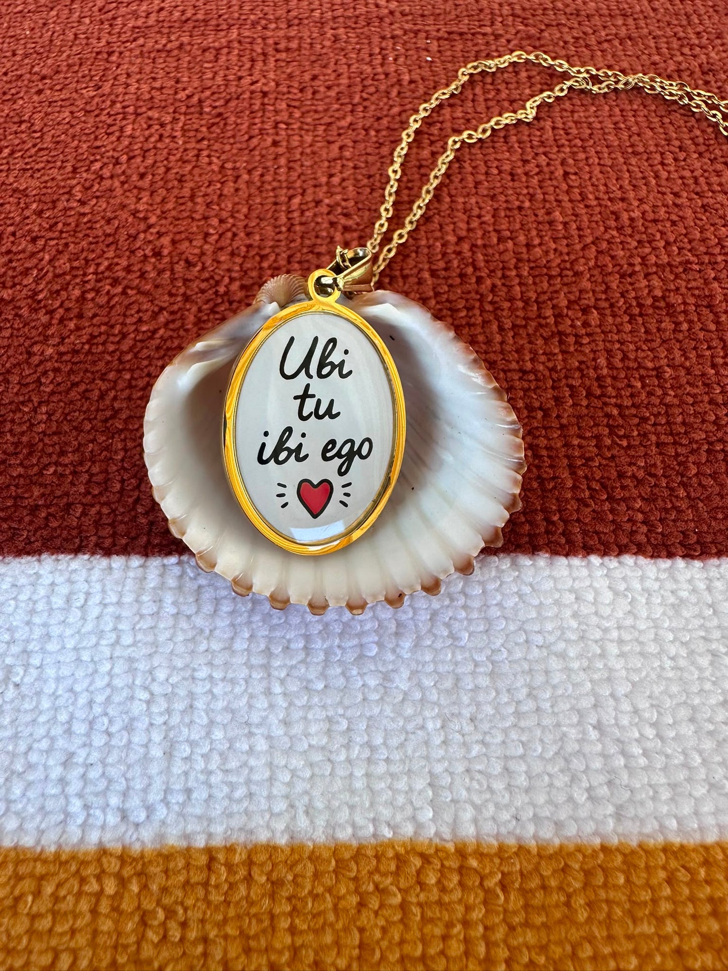 Collana "Ubi Tu Ibi Ego" – Ciondolo Ovale in Acciaio Inossidabile Dorato