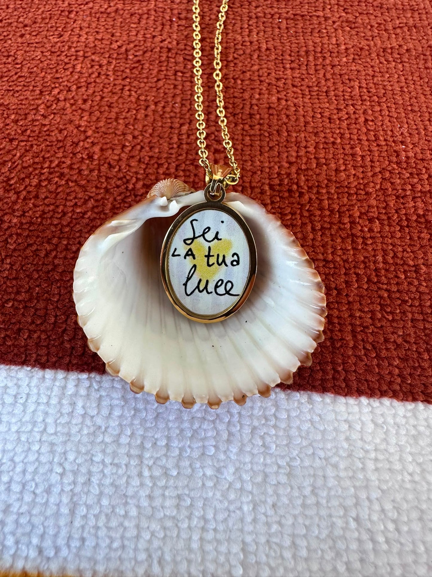 Collana "Sei la tua luce" – Acciaio Inossidabile Dorato con Ciondolo Ovale
