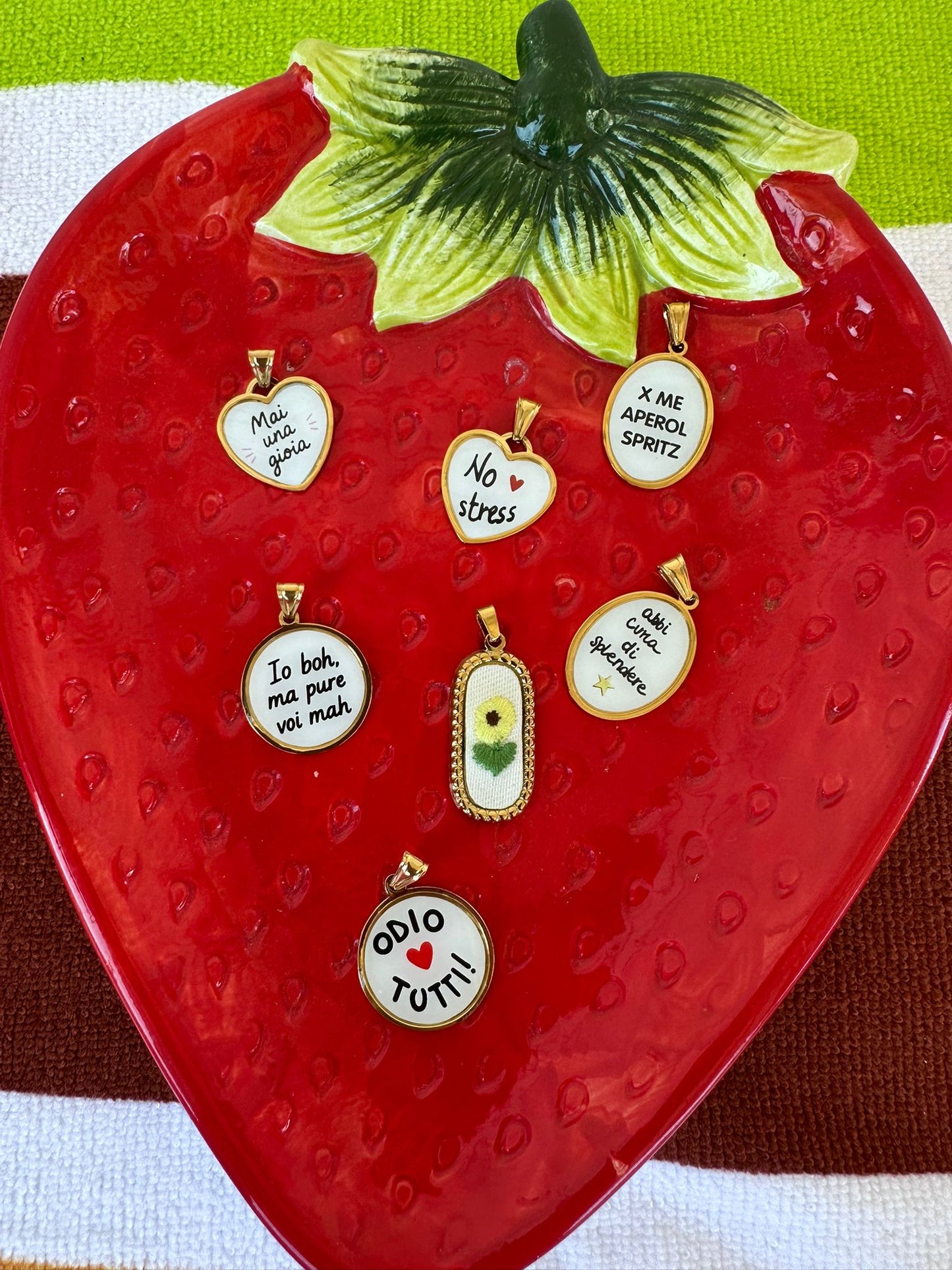 Ciondoli in Acciaio Inossidabile con Frasi Ironiche – Charm Dorati Donna | DR-CLYDE SHOP
