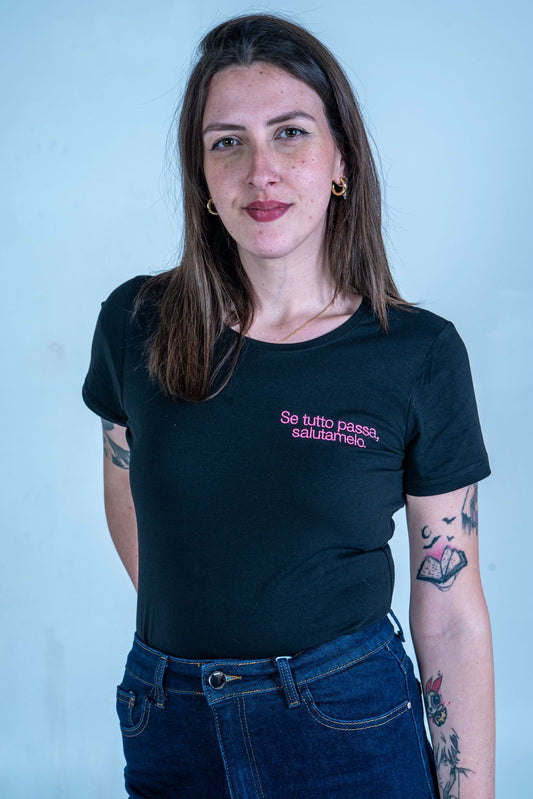 T-Shirt ricamata "Se tutto passa salutamelo" | DR-CLYDE SHOP