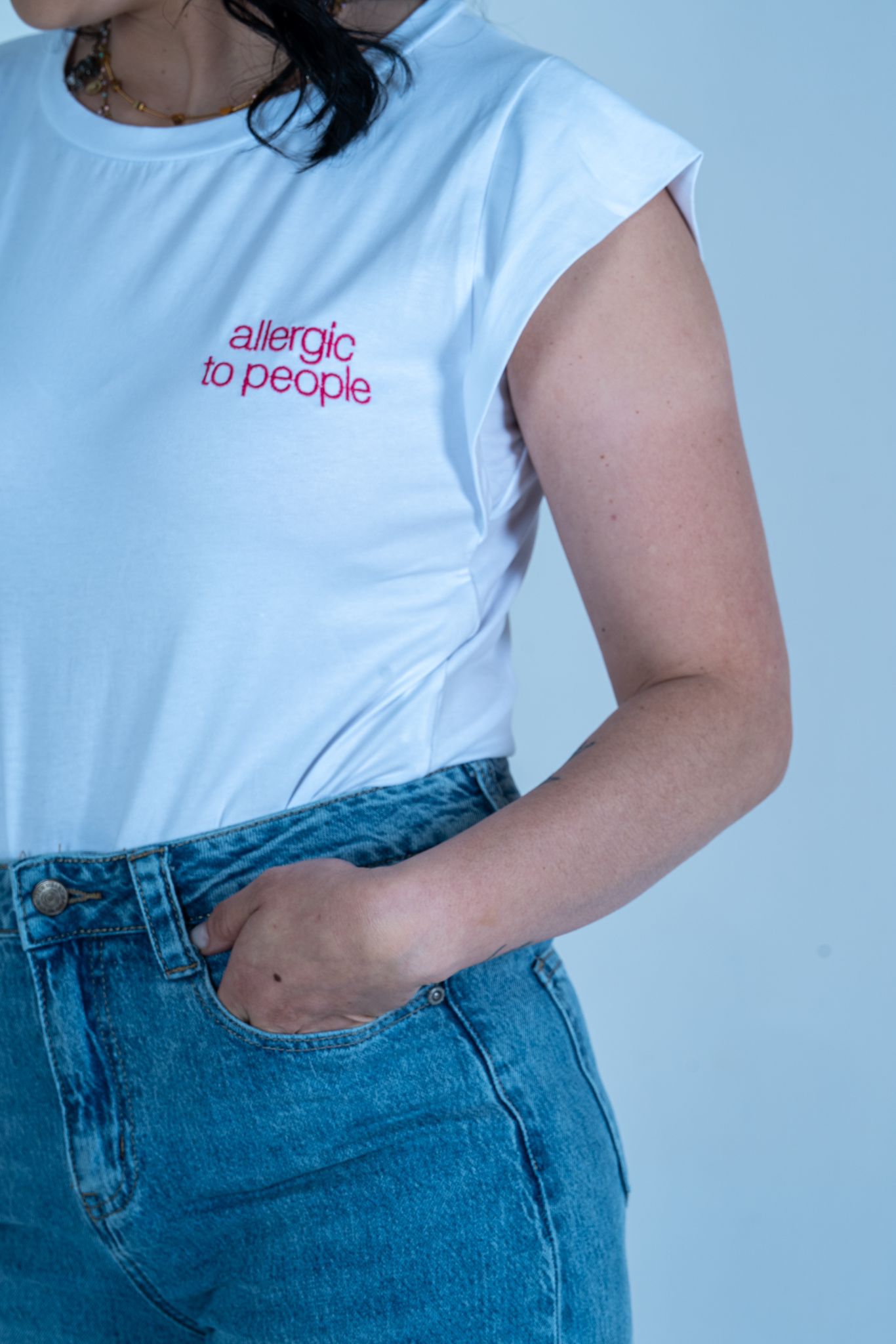 T-Shirt ricamata "Allergic to People" | DR-CLYDE SHOP
