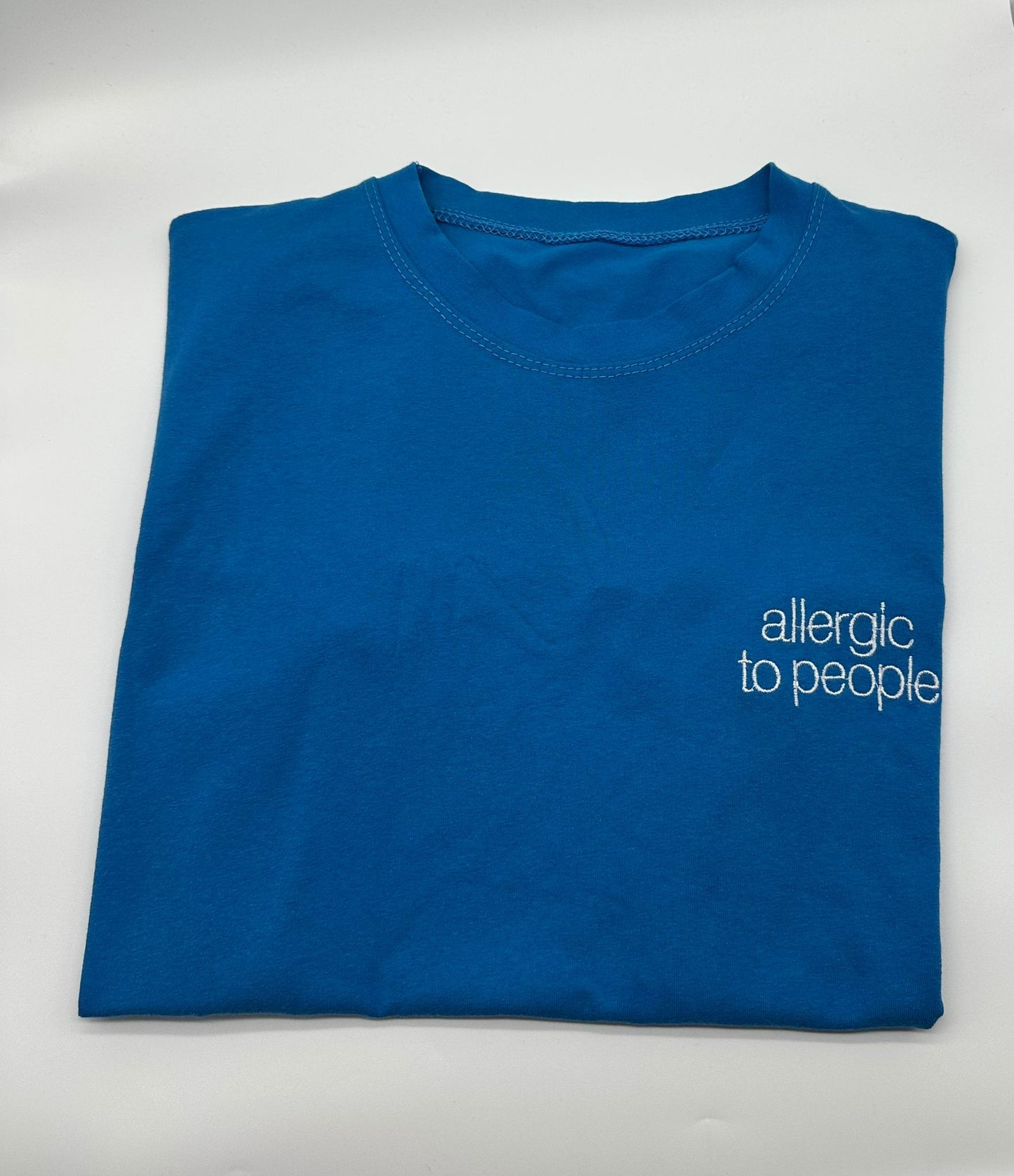 T-Shirt ricamata "Allergic to People" | DR-CLYDE SHOP
