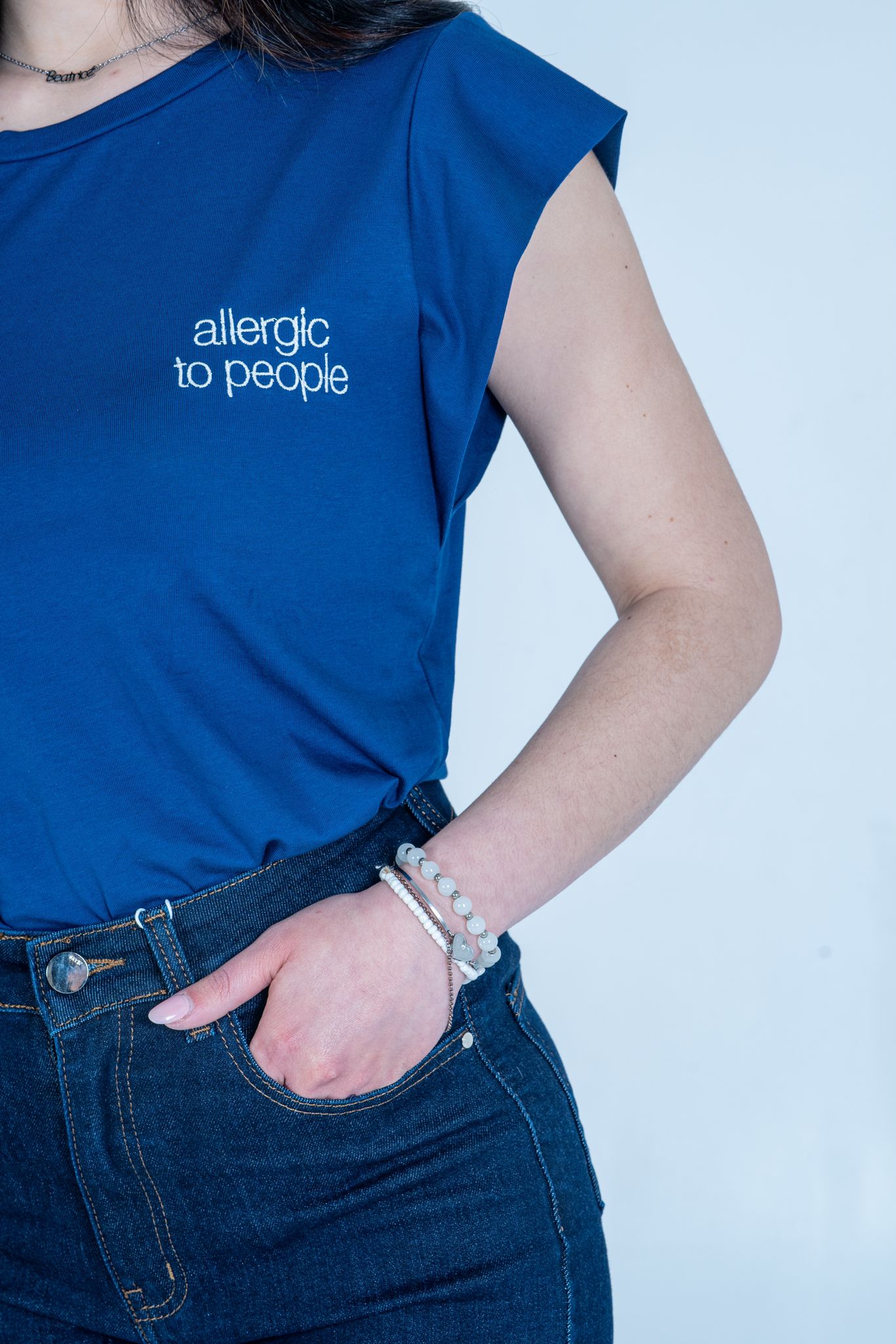 T-Shirt ricamata "Allergic to People" | DR-CLYDE SHOP