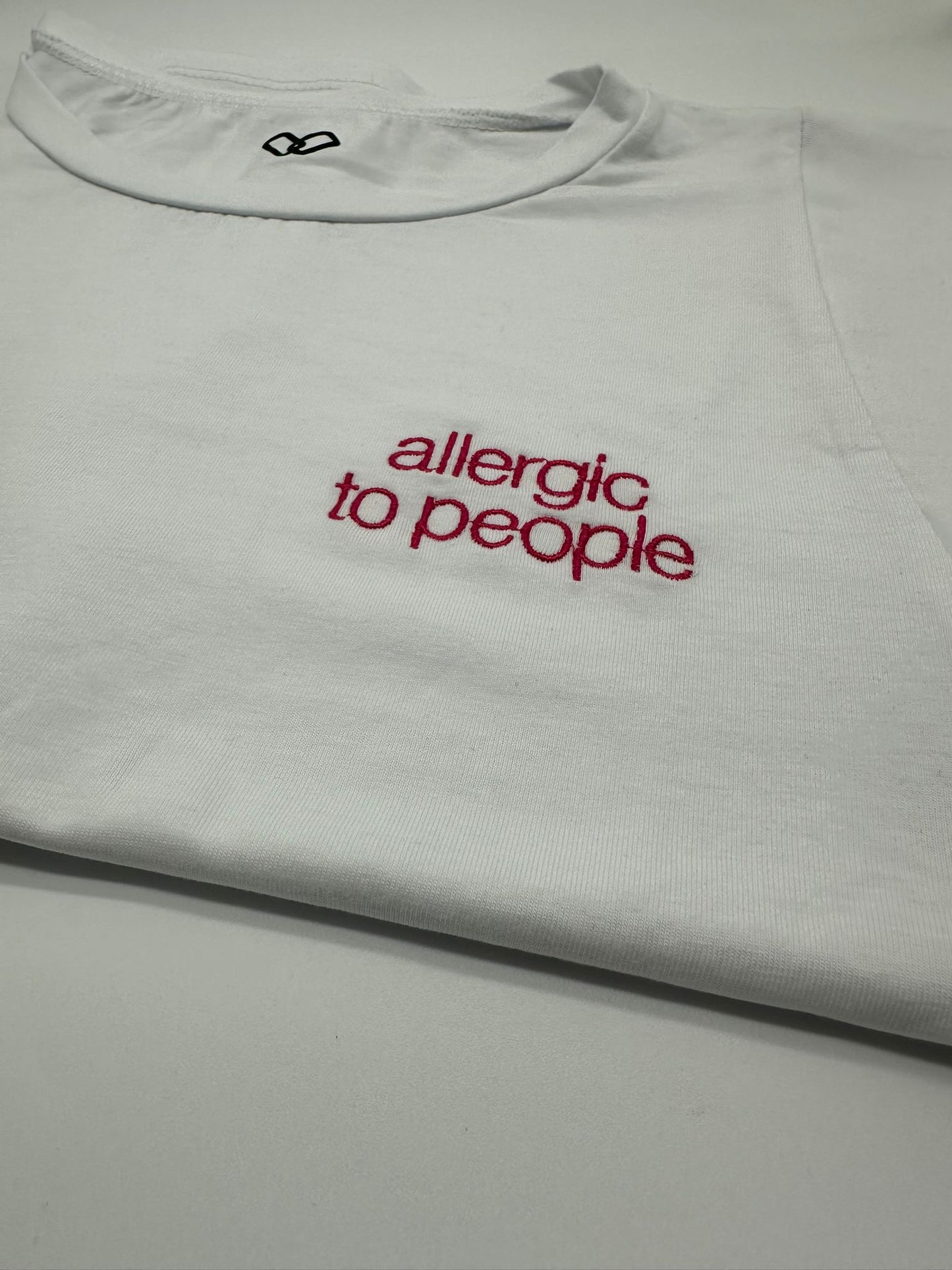 T-Shirt ricamata "Allergic to People" | DR-CLYDE SHOP