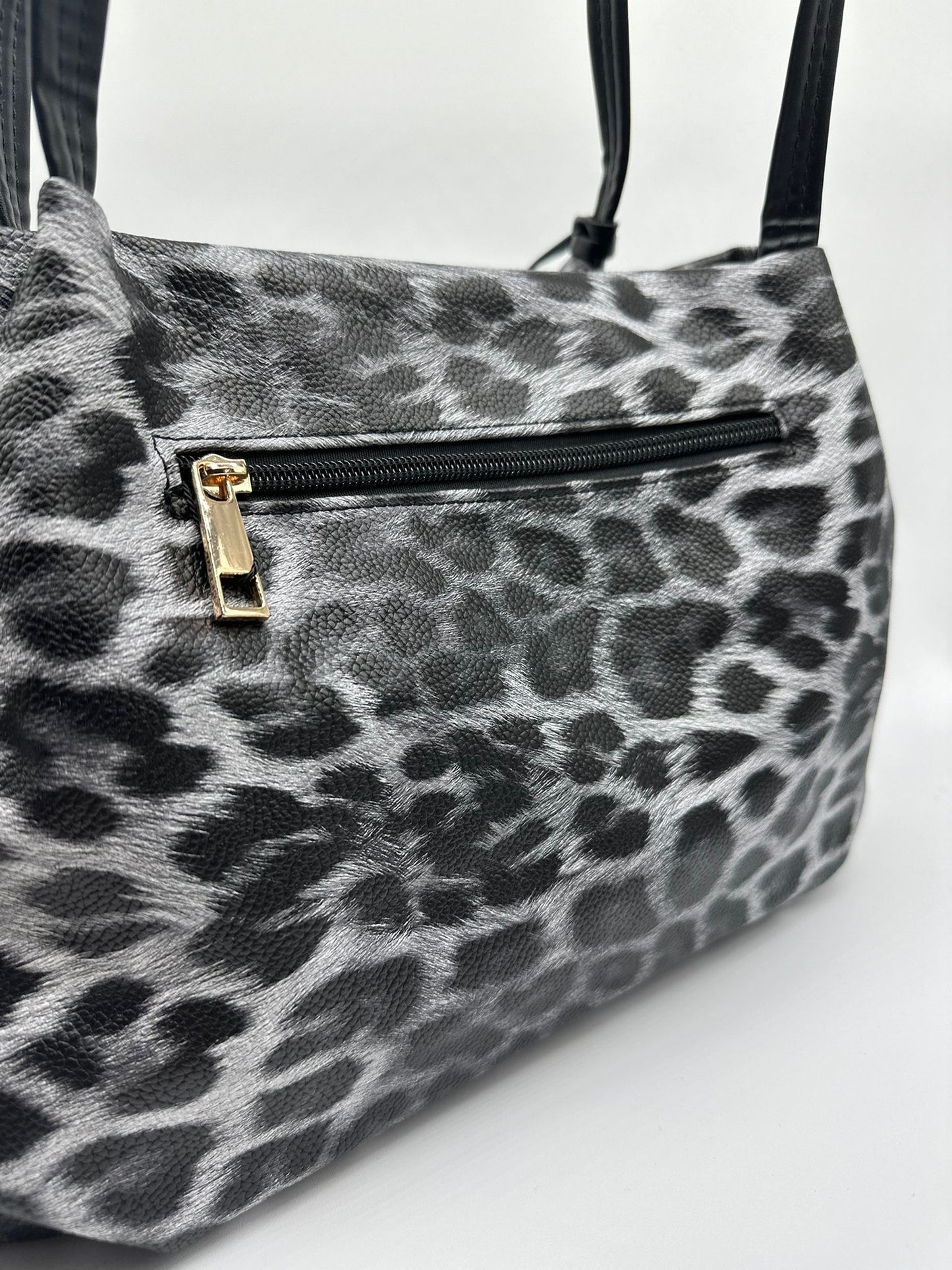 Borsa Shopper Leopardata Grigia con Pon Pon - Stile Glamour