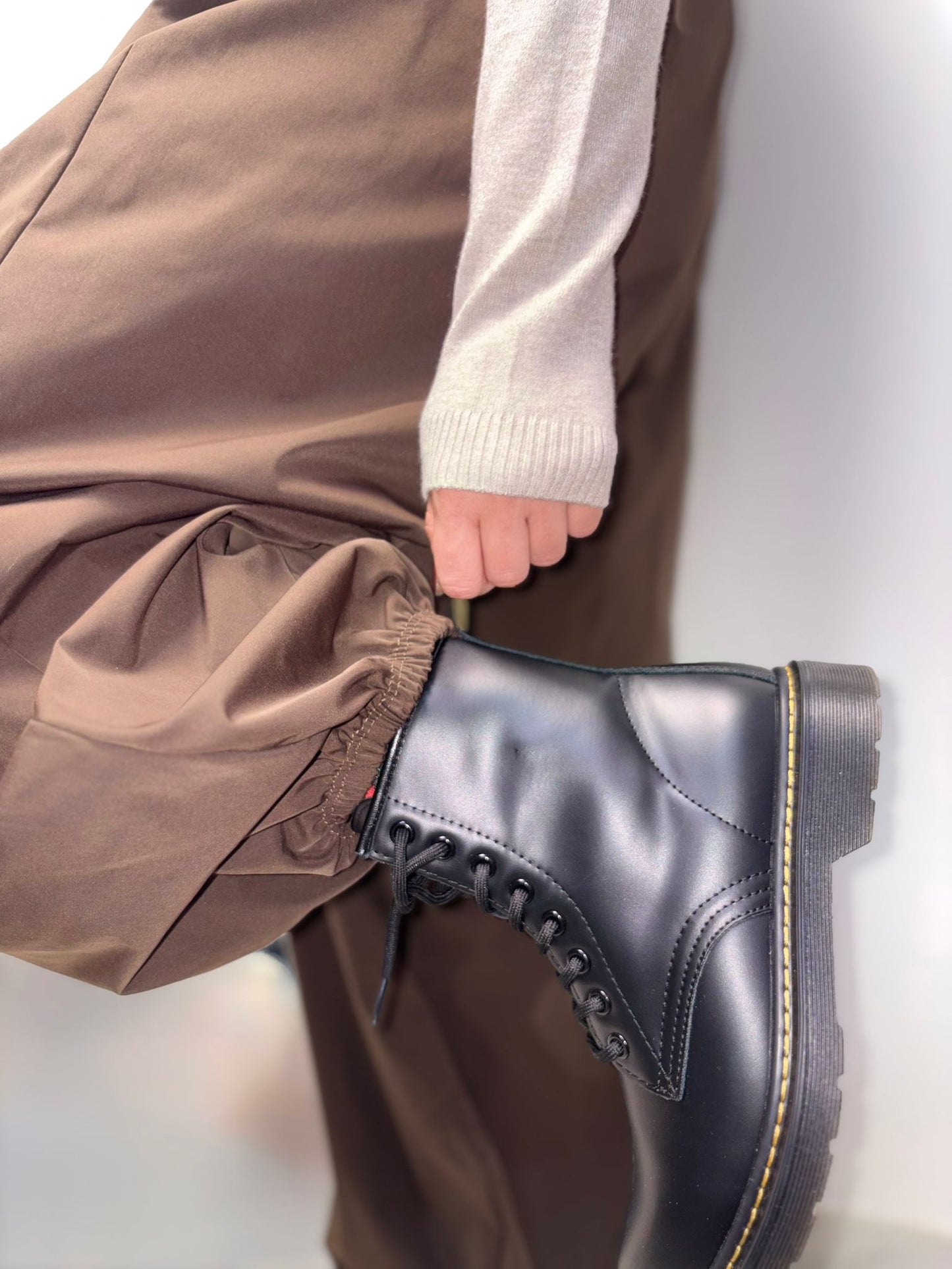 "Pantaloni Donna Oversize Balloon Fit - Vita Alta con Coulisse Marrone"