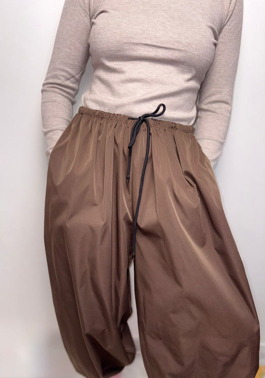 "Pantaloni Donna Oversize Balloon Fit - Vita Alta con Coulisse Marrone"