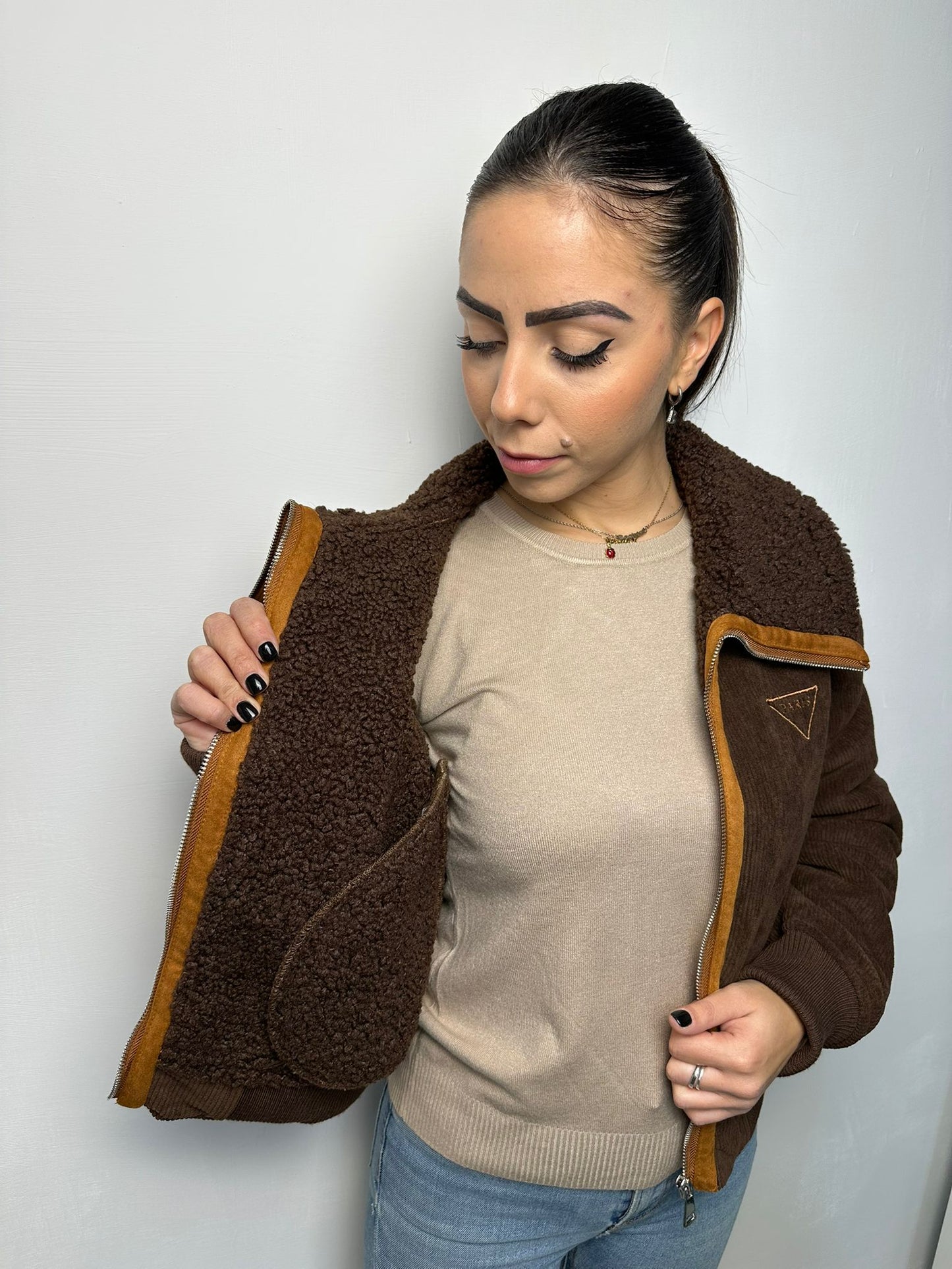 Montone Marrone con Interno Sherpa - Dettagli in Pelle Arancione