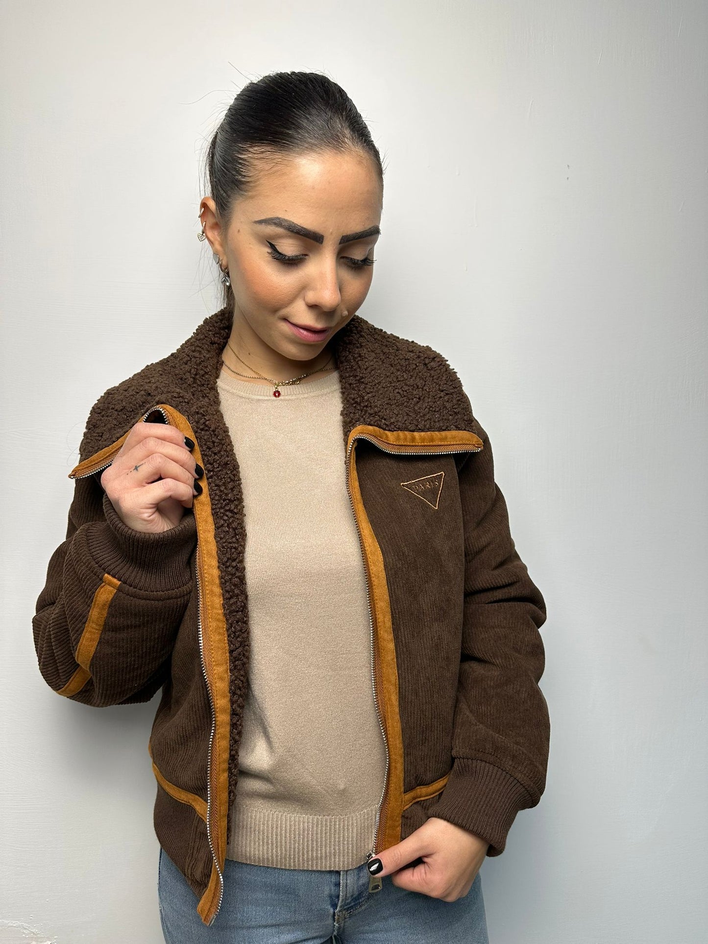 Montone Marrone con Interno Sherpa - Dettagli in Pelle Arancione