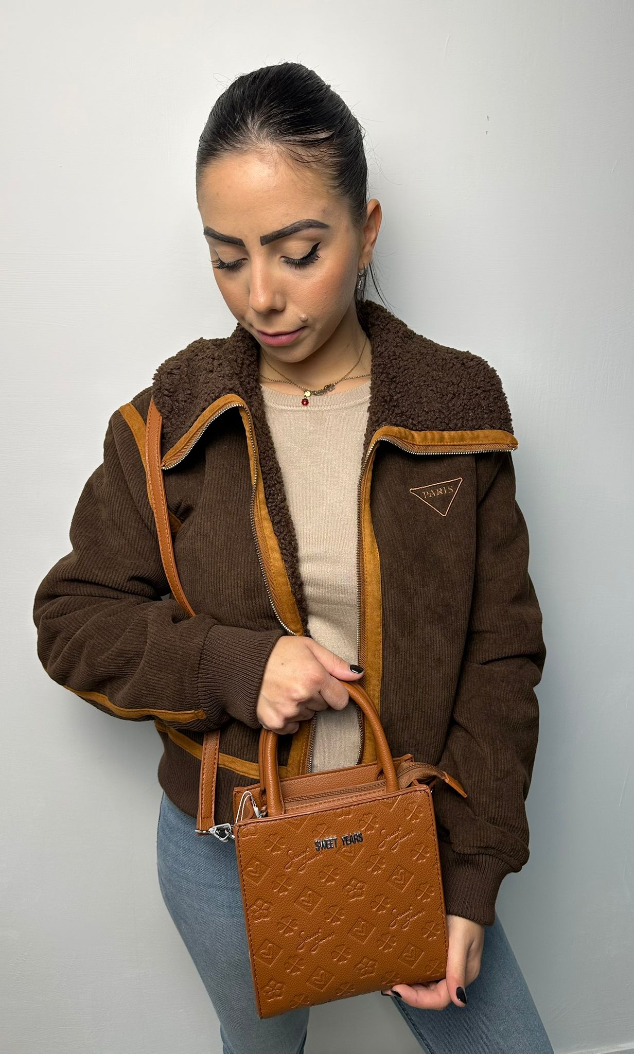 Montone Marrone con Interno Sherpa - Dettagli in Pelle Arancione