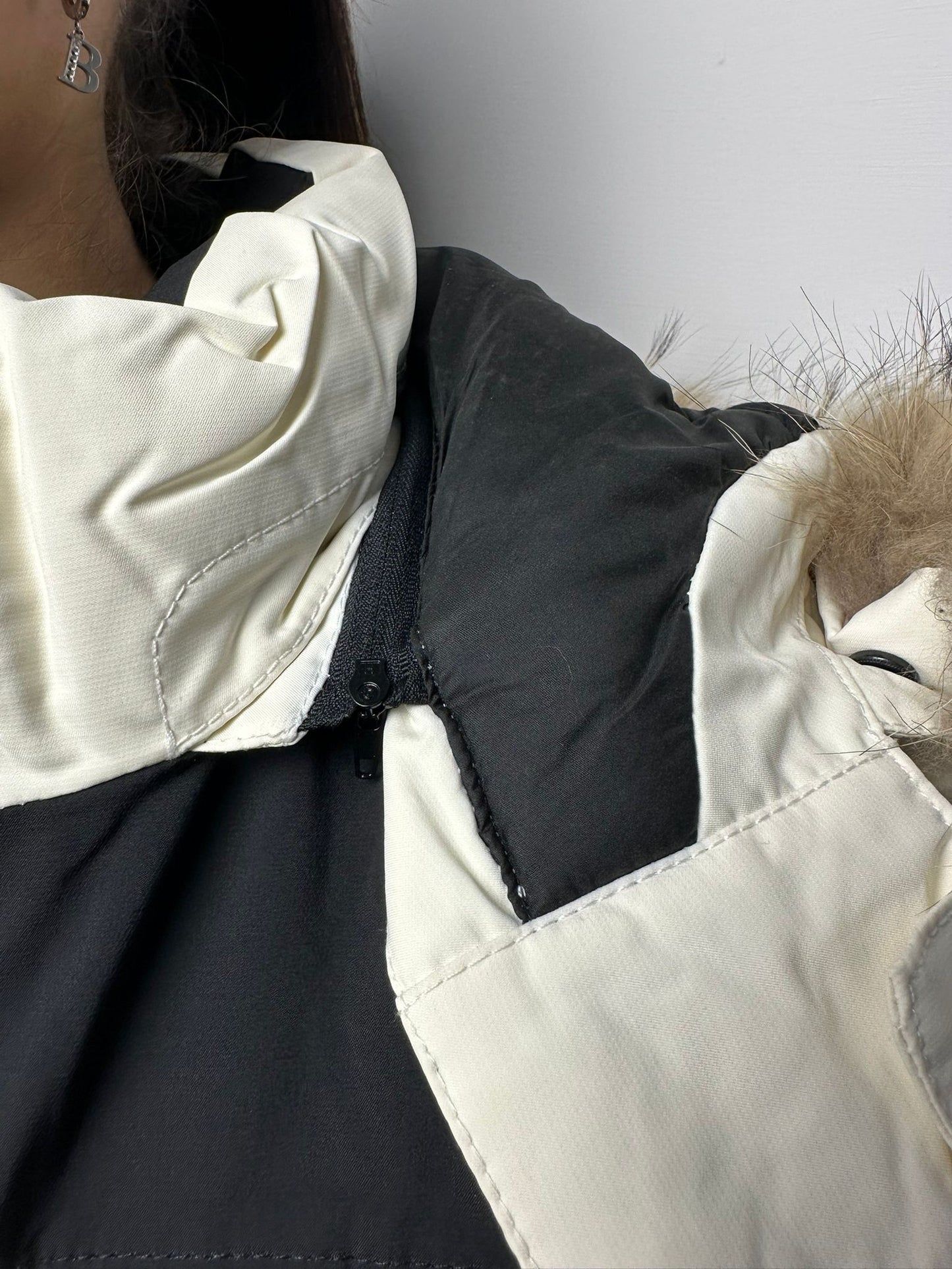 Piumino Lungo Bianco e Nero con Cappuccio in Pelliccia - Parka Invernale Donna