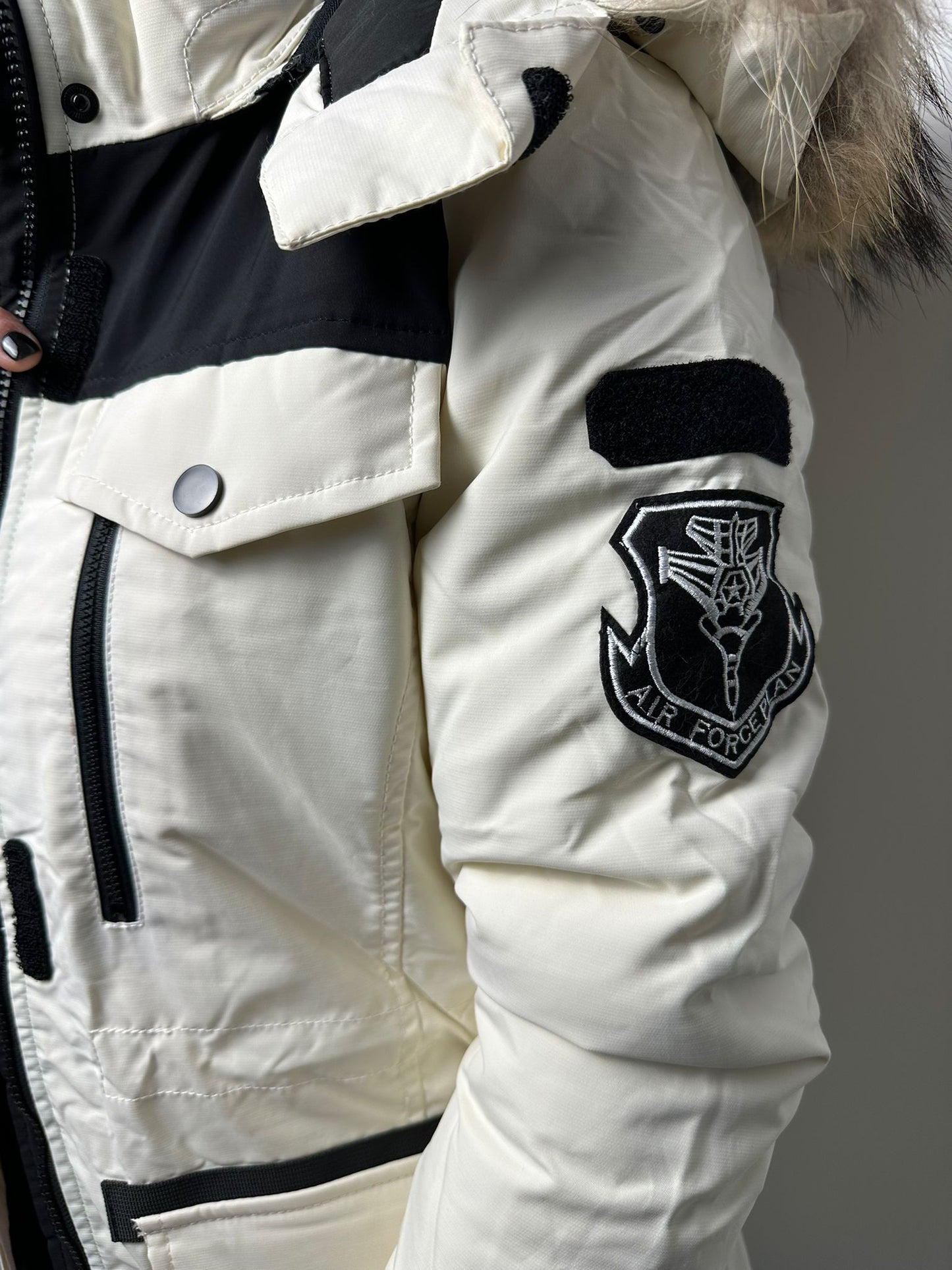 Piumino Lungo Bianco e Nero con Cappuccio in Pelliccia - Parka Invernale Donna