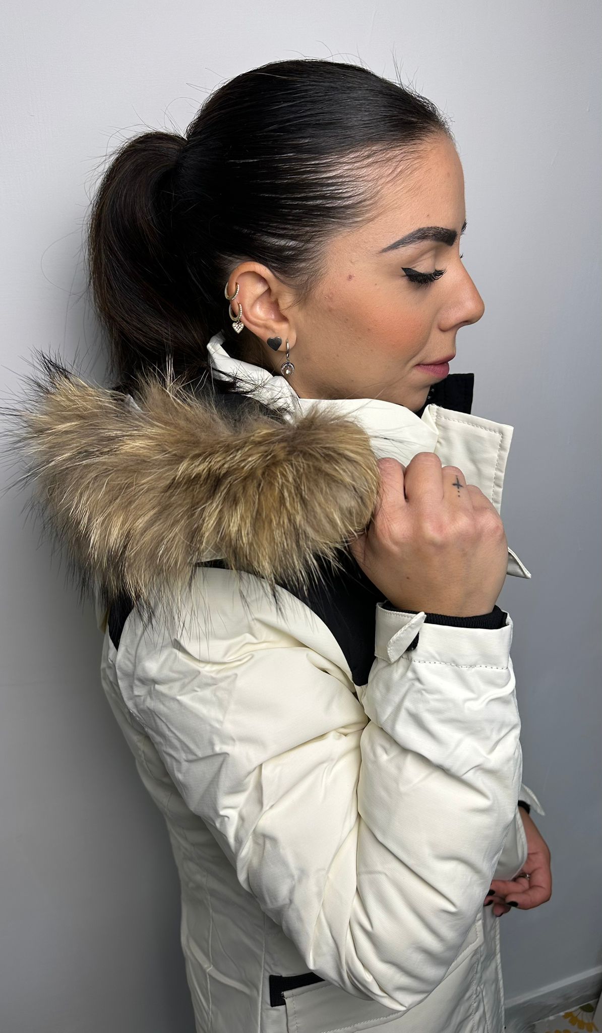 Piumino Lungo Bianco e Nero con Cappuccio in Pelliccia - Parka Invernale Donna
