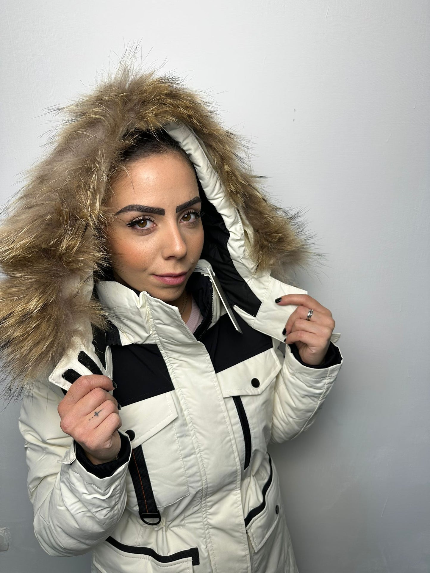 Piumino Lungo Bianco e Nero con Cappuccio in Pelliccia - Parka Invernale Donna