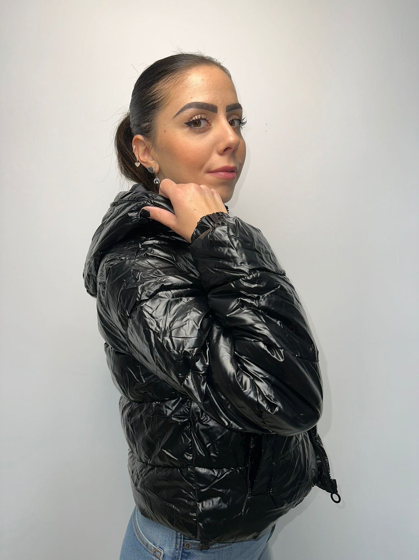Piumino Nero Lucido Corto Oversize - Giacca Imbottita Effetto Wet Look