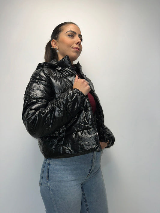Piumino Nero Lucido Corto Oversize - Giacca Imbottita Effetto Wet Look