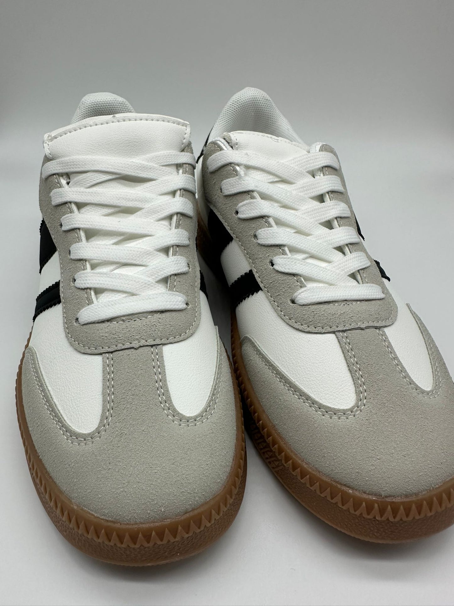 WHITE - Sneakers Sportive Donna Bianche e Grigie con Strisce Nere e Borchie.