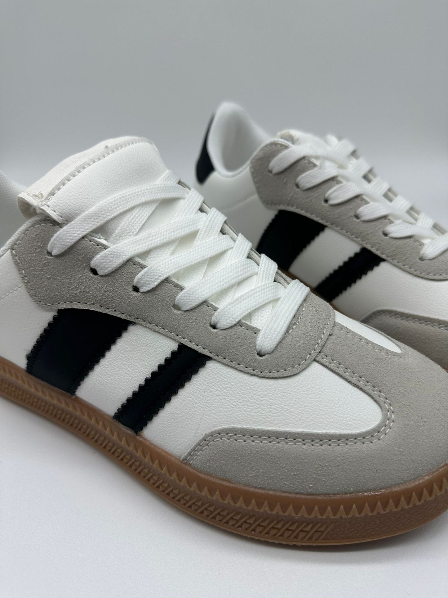 WHITE - Sneakers Sportive Donna Bianche e Grigie con Strisce Nere e Borchie.