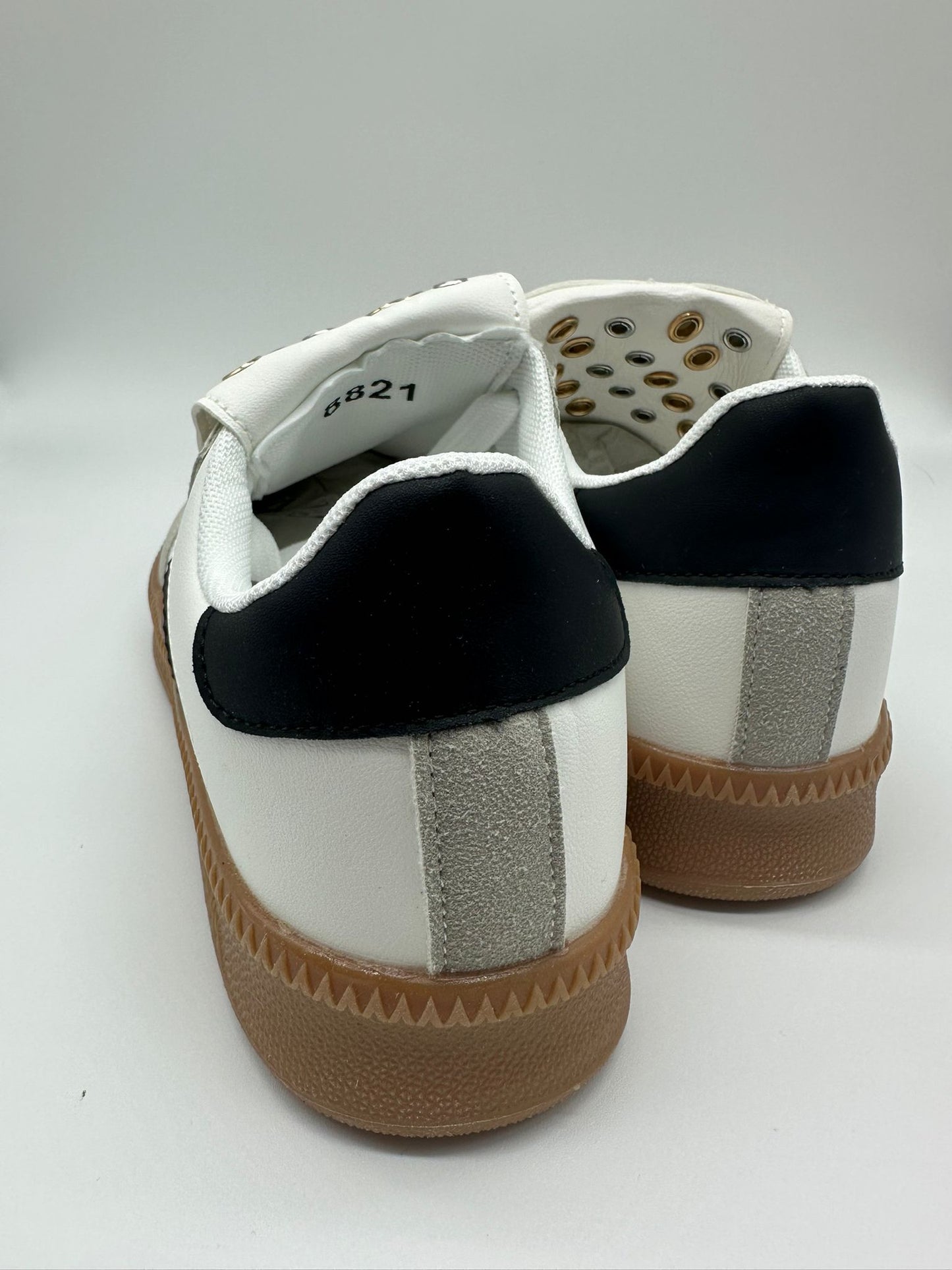 WHITE - Sneakers Sportive Donna Bianche e Grigie con Strisce Nere e Borchie.