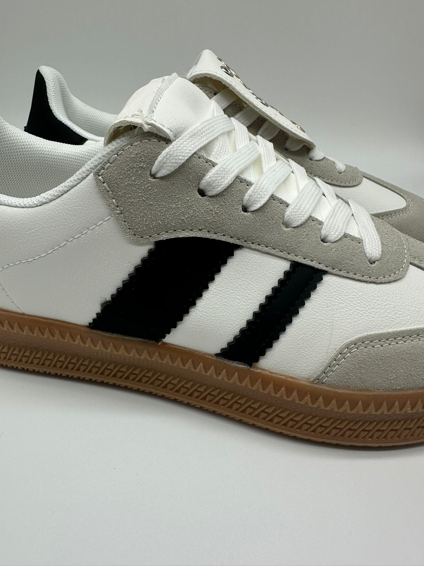 WHITE - Sneakers Sportive Donna Bianche e Grigie con Strisce Nere e Borchie.