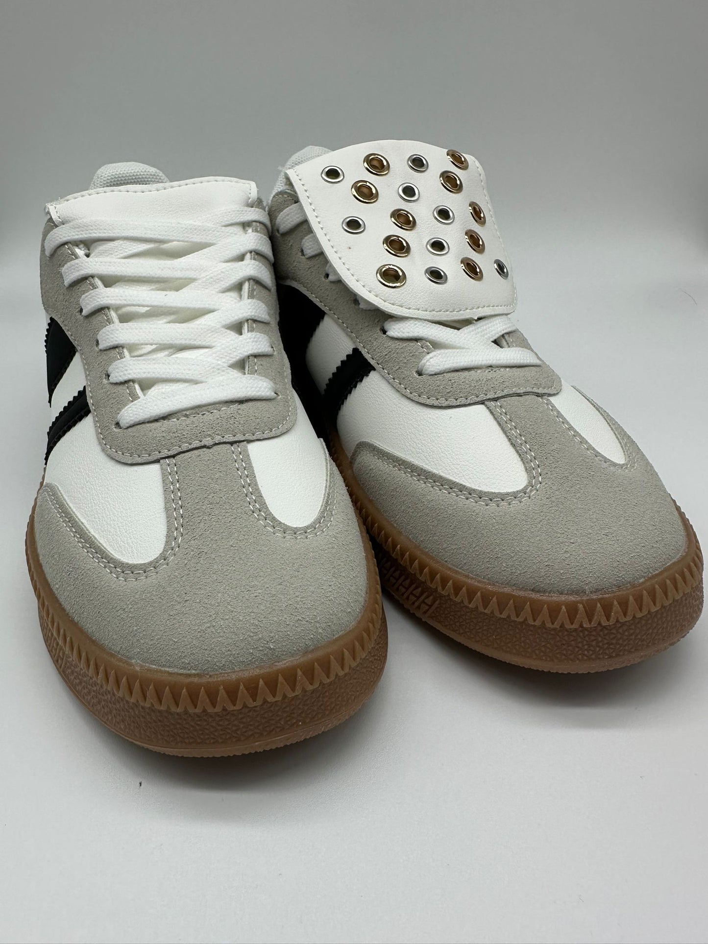 WHITE - Sneakers Sportive Donna Bianche e Grigie con Strisce Nere e Borchie.