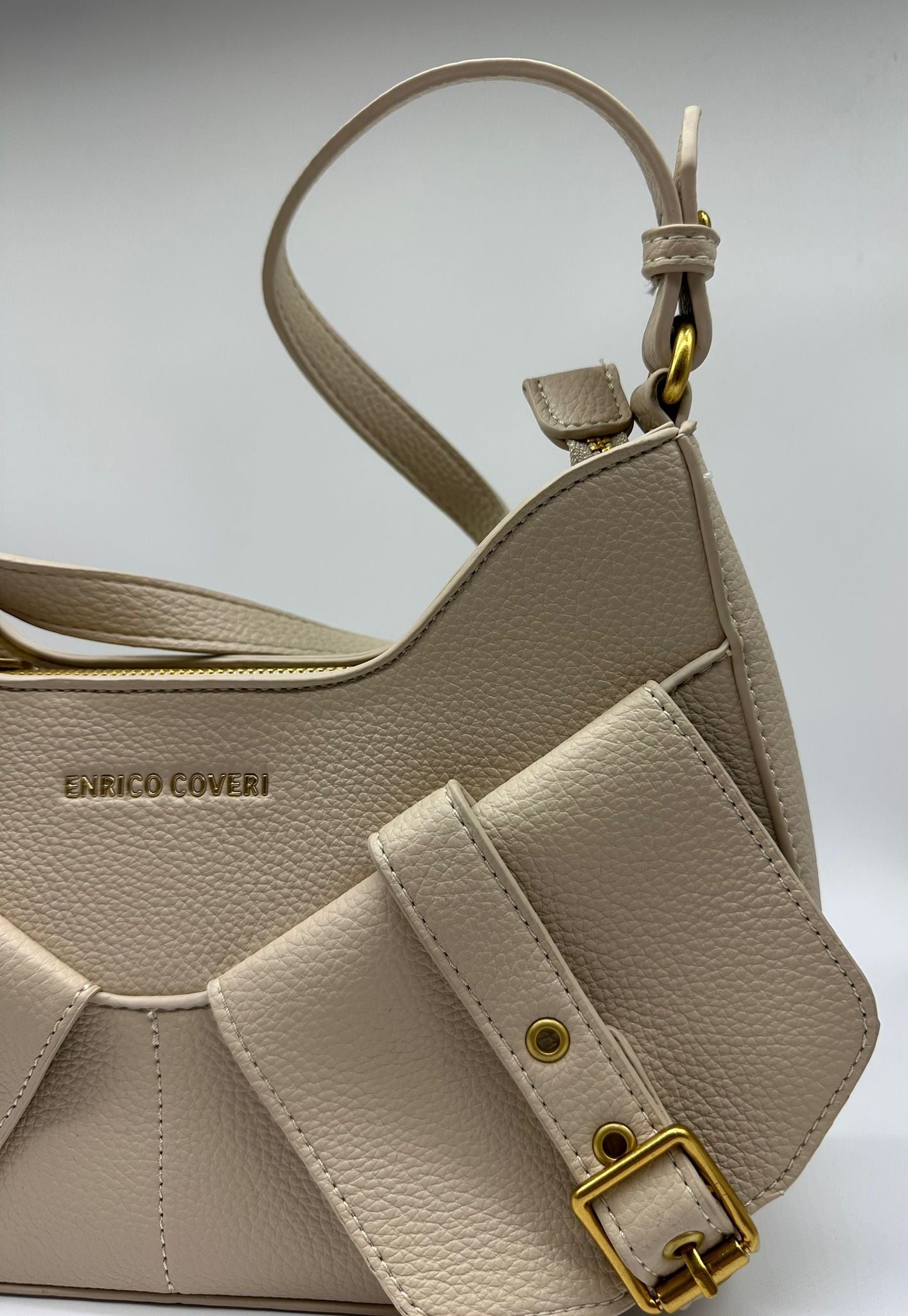 Borsa a Tracolla in Pelle con Fibbia Dorata - Design Asimmetrico