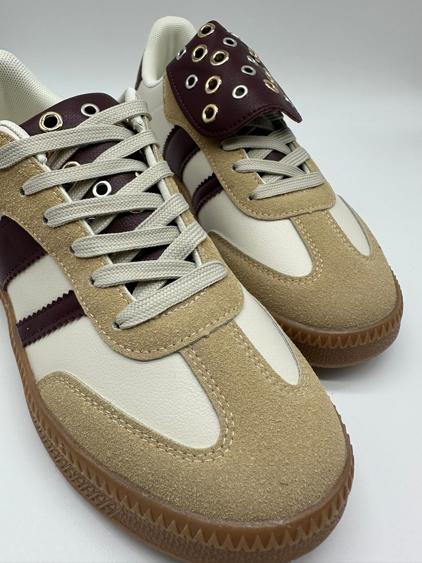 WINE - Sneakers Sportive Donna Beige e Bordeaux con Strisce e Borchie