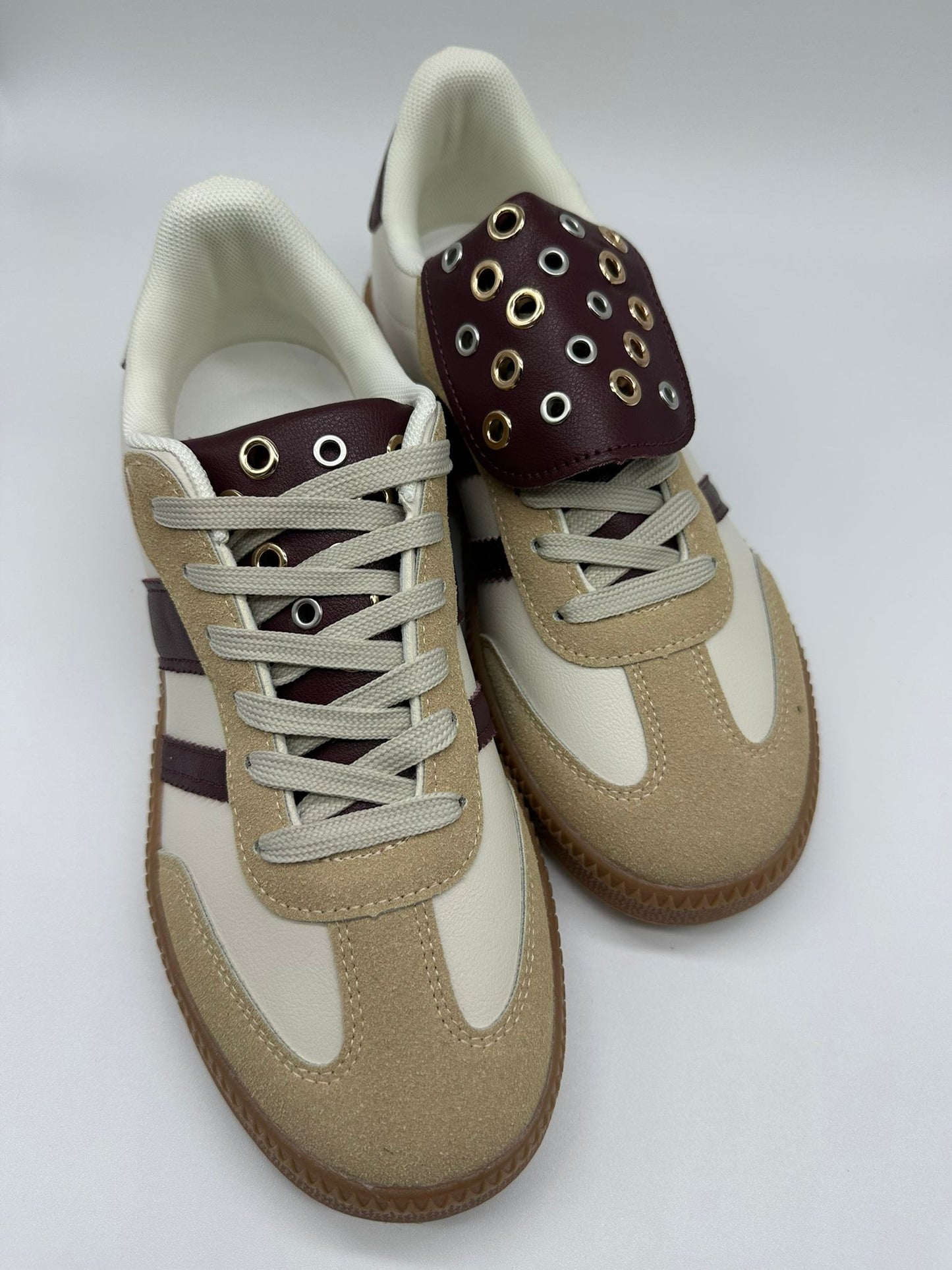 WINE - Sneakers Sportive Donna Beige e Bordeaux con Strisce e Borchie