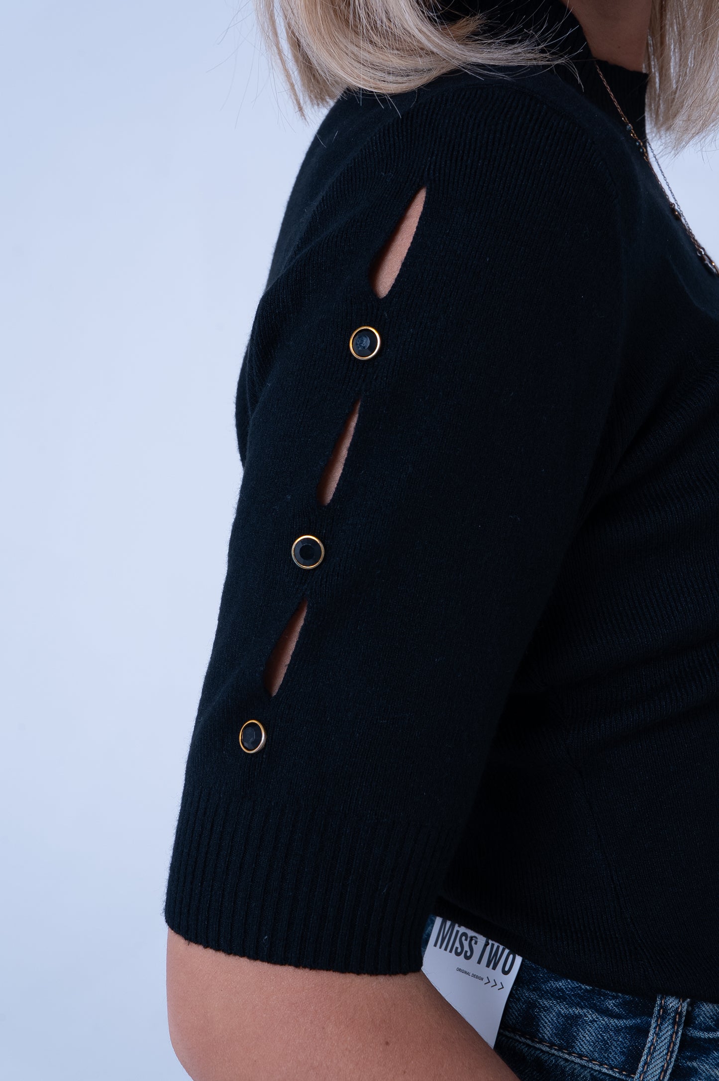 Maglia Nera Cut-Out con Anelli Dorati - Design Moderno