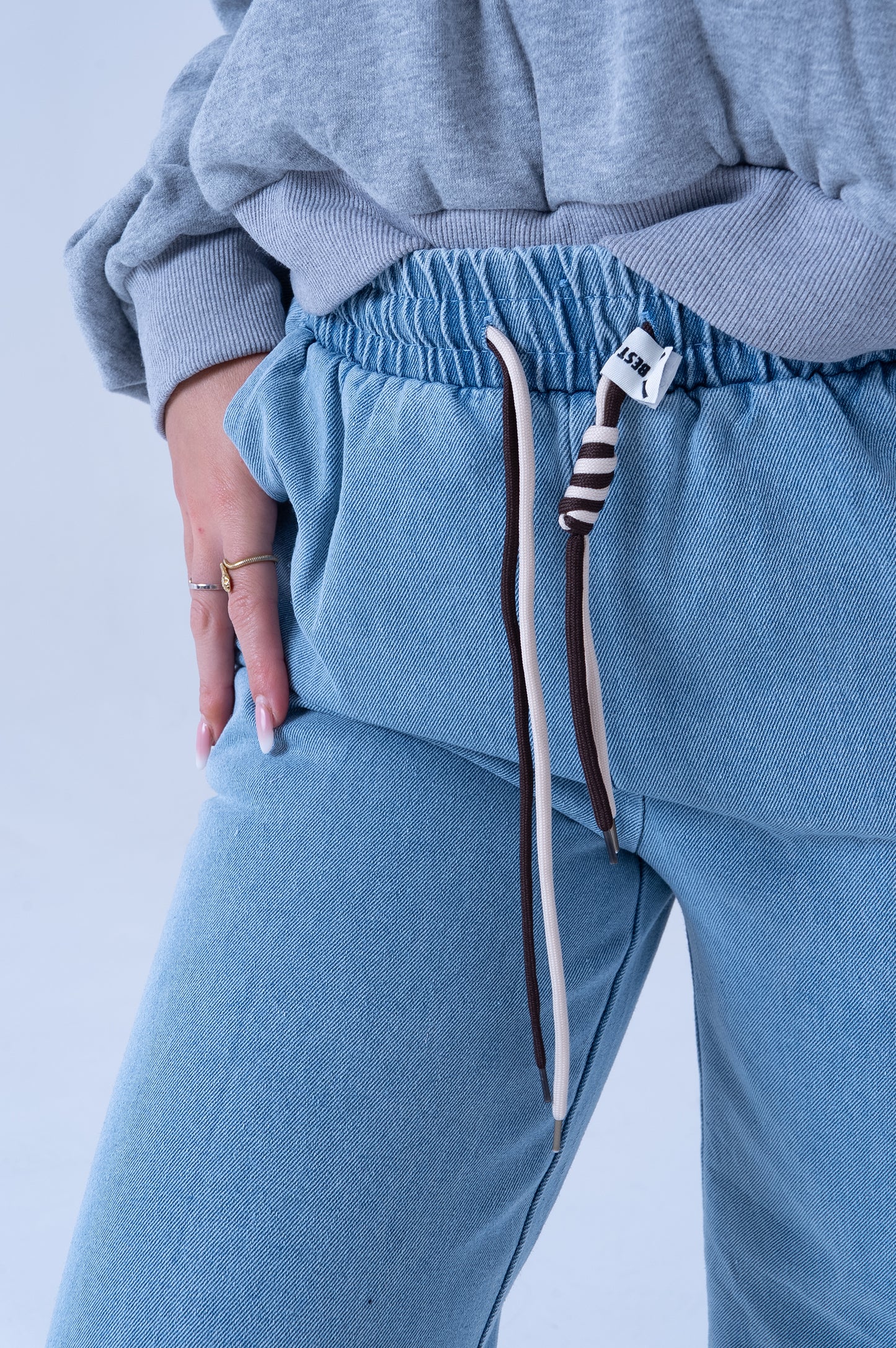 Jeans con elastico alla caviglia